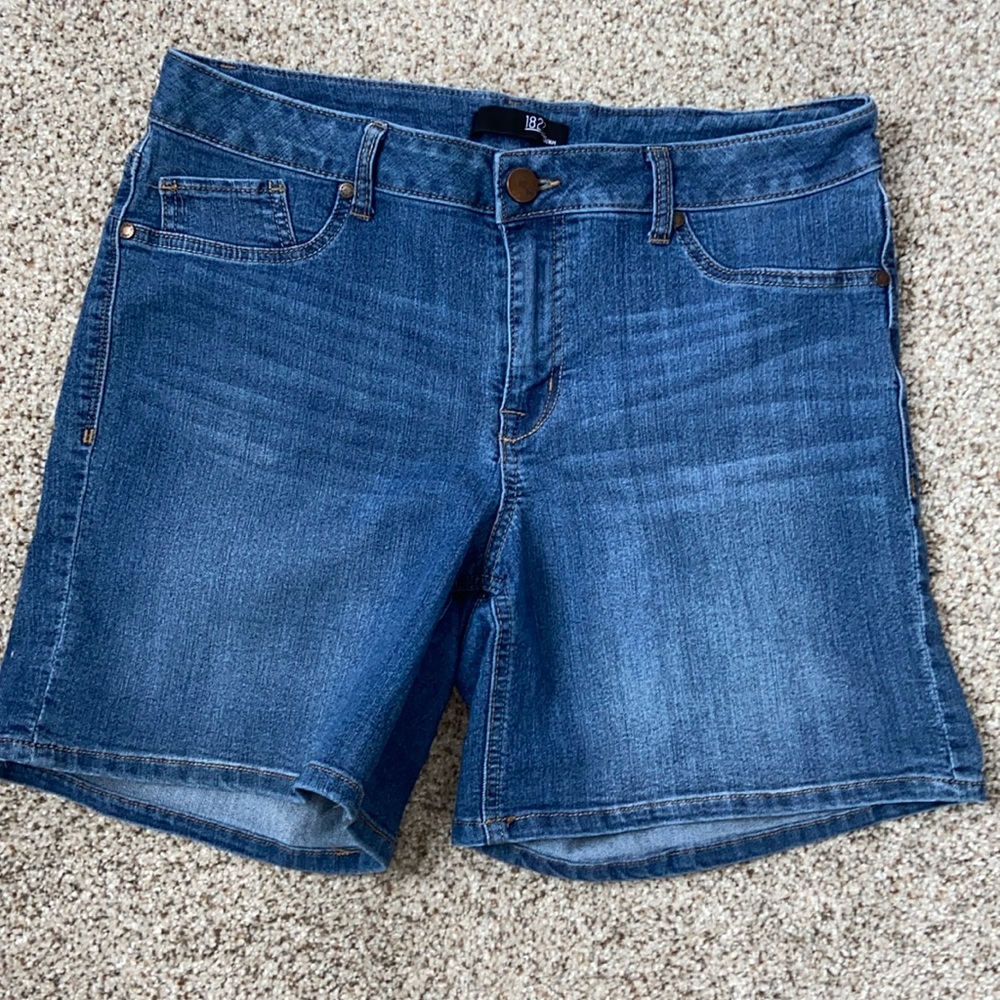 Denim jean shorts by 1822 Denim. Size 14